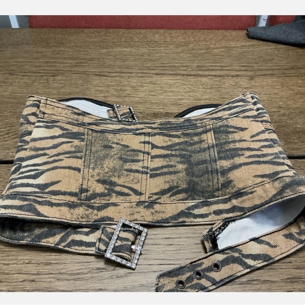 Nasty Gal Strapless Tiger-Print Buckle Crop Top. NWT. Size 2 - Picture 4 of 6